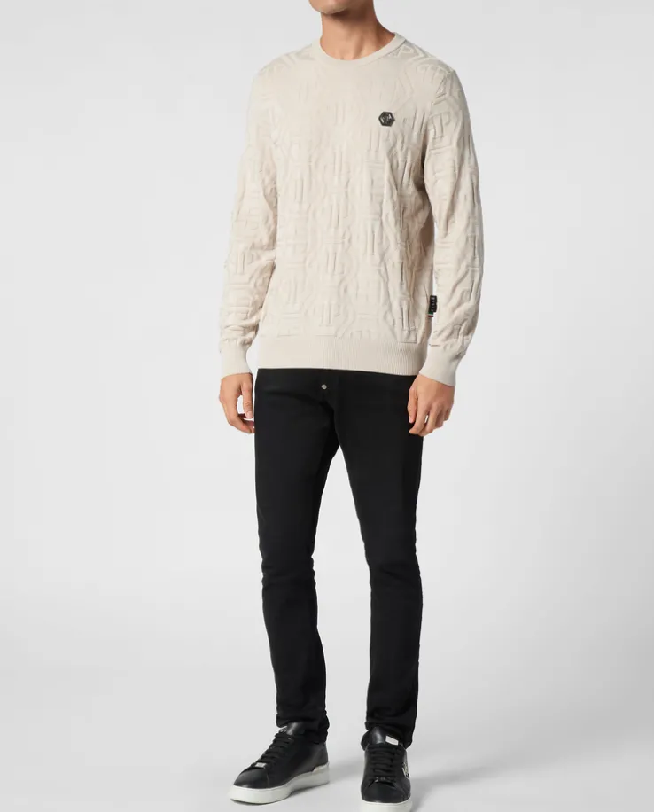 Beżowy sweter z monogramem