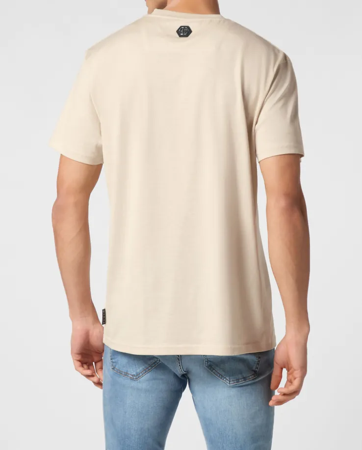 Beżowy t-shirt z geometrycznym logo