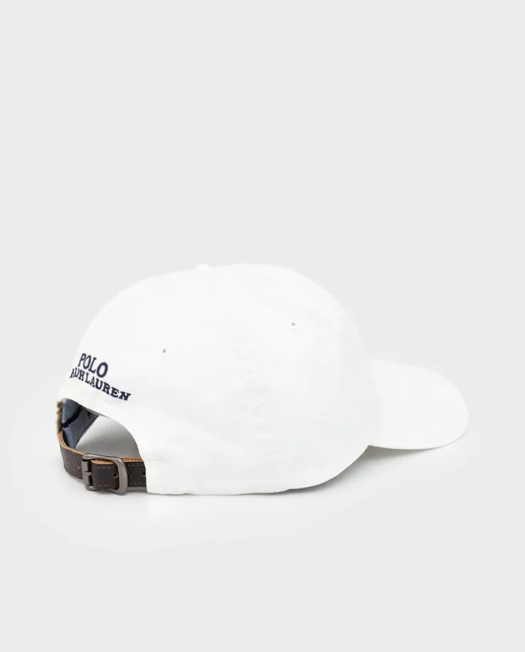 Biała czapka z daszkiem i haftowanym logo