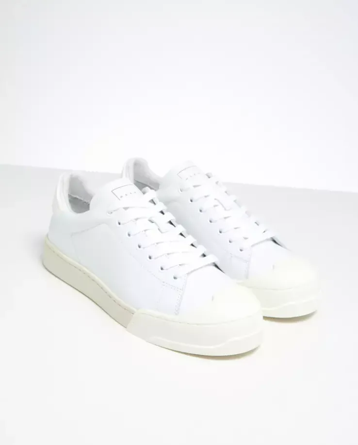 Białe skórzane sneakersy