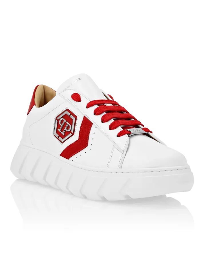 Białe sneakersy z kontrastowym logo