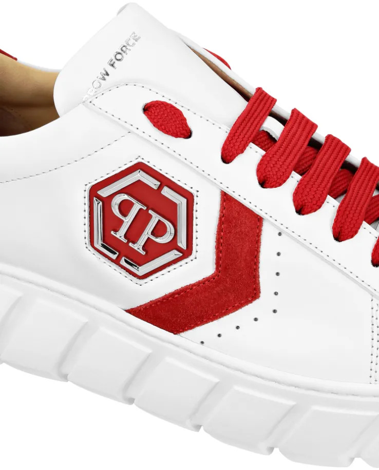 Białe sneakersy z kontrastowym logo