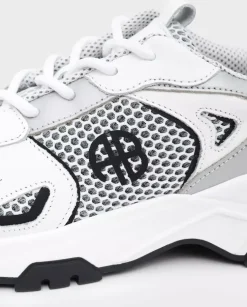 Białe sneakersy z logo
