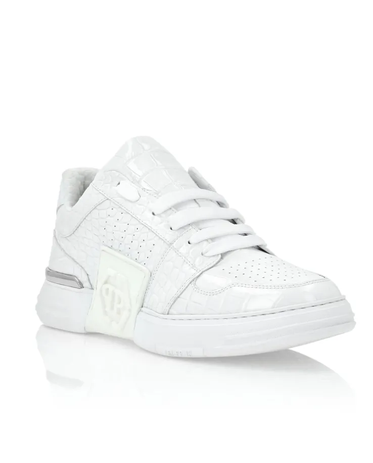 Białe sneakersy z tłoczonej skóry
