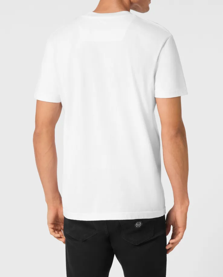 Biały bawełniany t-shirt z naszywkami