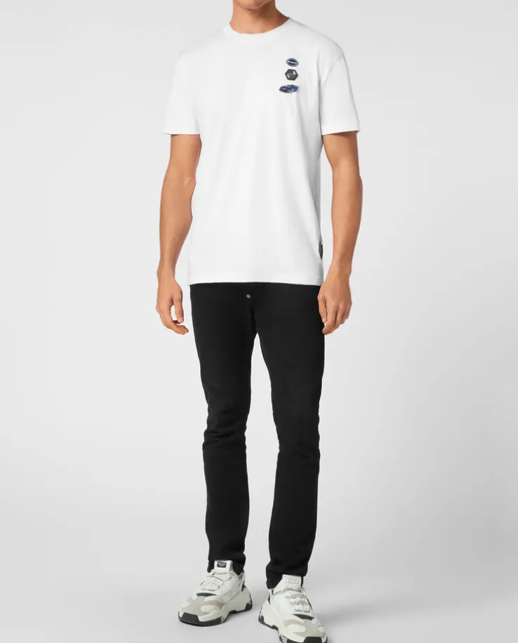Biały bawełniany t-shirt z naszywkami