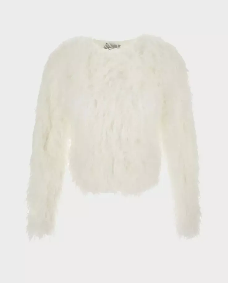 Biały puszysty sweter