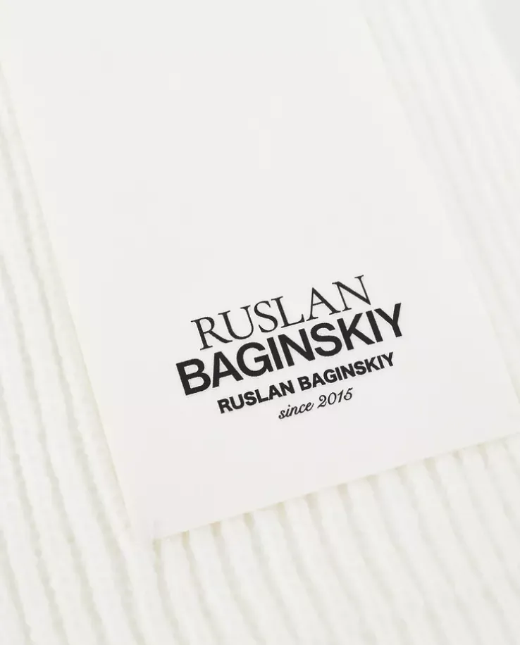 Biały szalik z naszywką