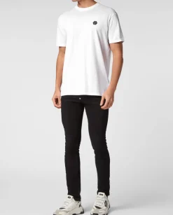 Biały t-shirt z aplikacją na plecach