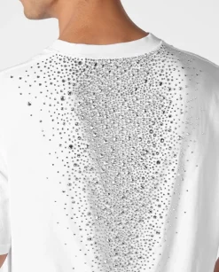 Biały t-shirt z aplikacją na plecach