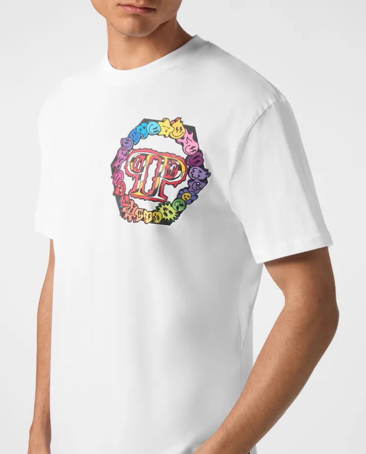 Biały t-shirt z kolorowym logo