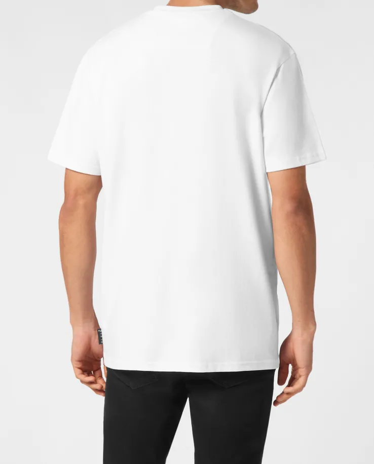 Biały t-shirt z ozdobnym logo