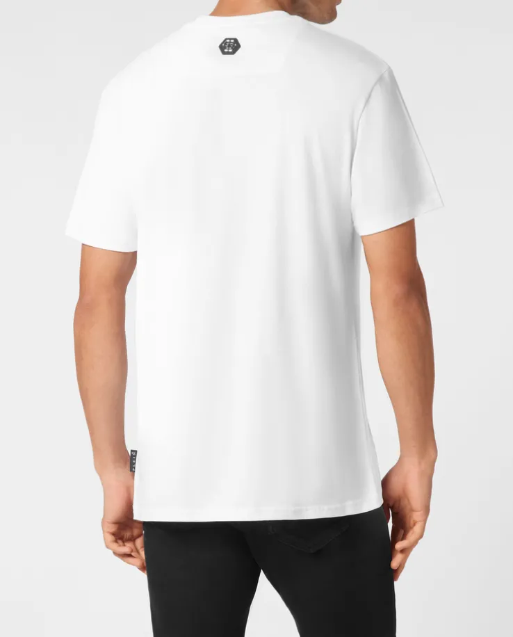 Biały t-shirt z ozdobnym misiem i logo