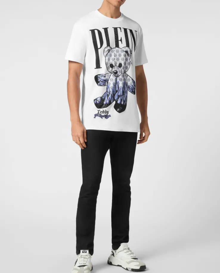 Biały t-shirt z ozdobnym misiem i logo