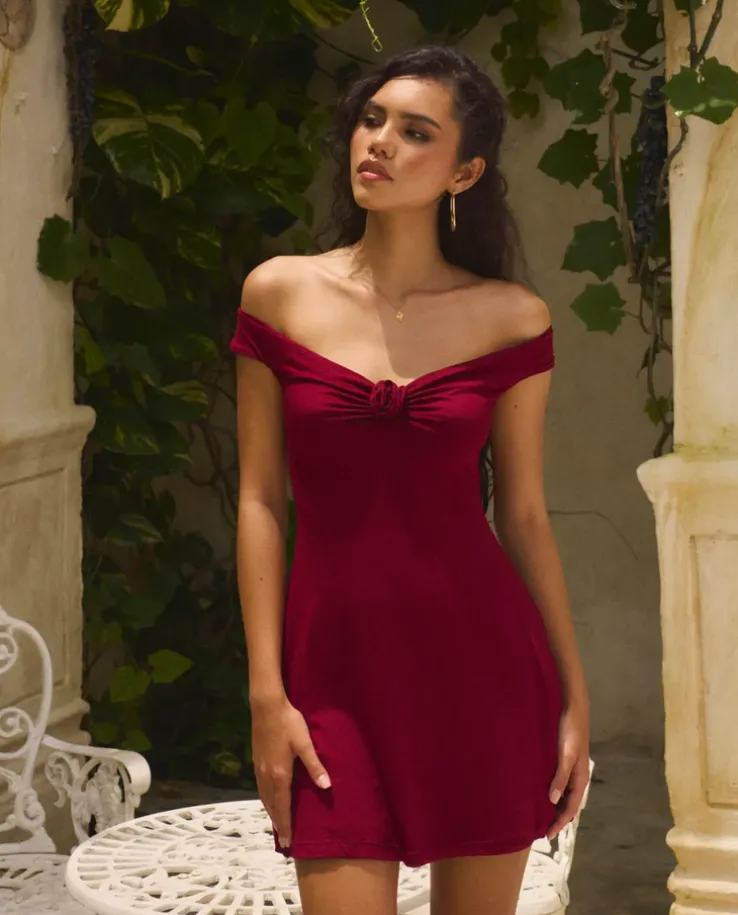 Bordowa sukienka z różą Candice