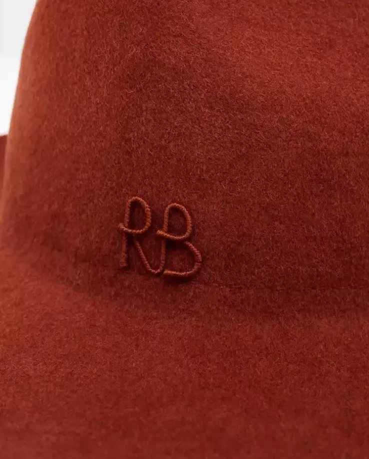 Brązowy kapelusz z monogramem