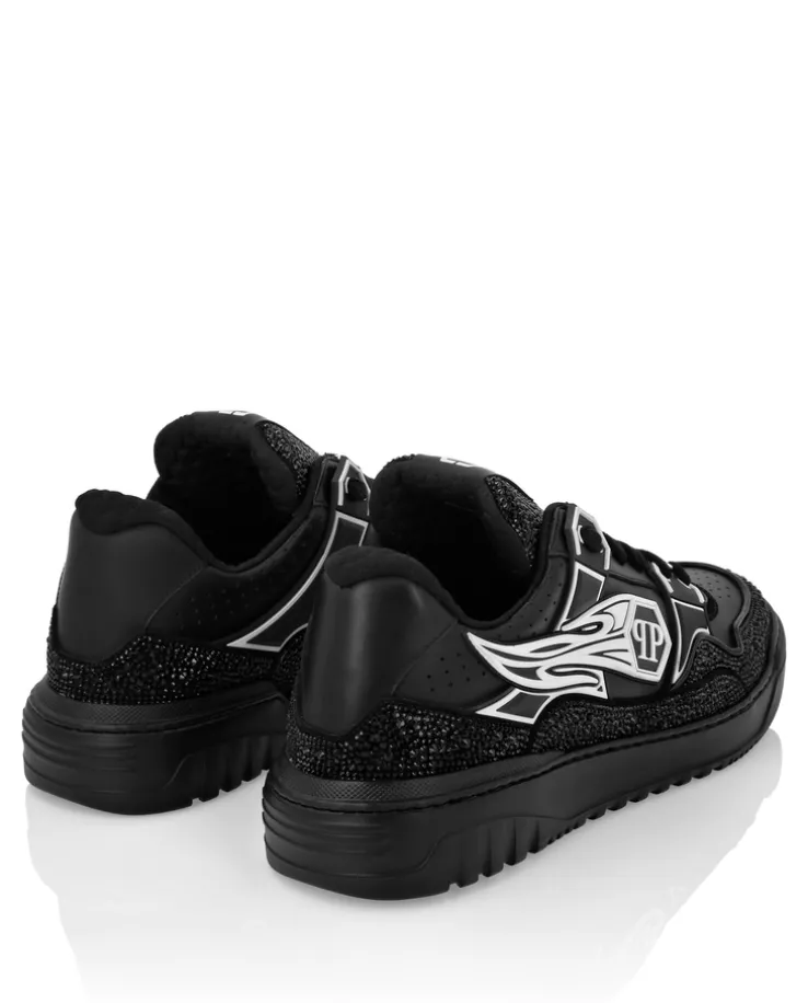 Czarne sneakersy ze zdobieniem