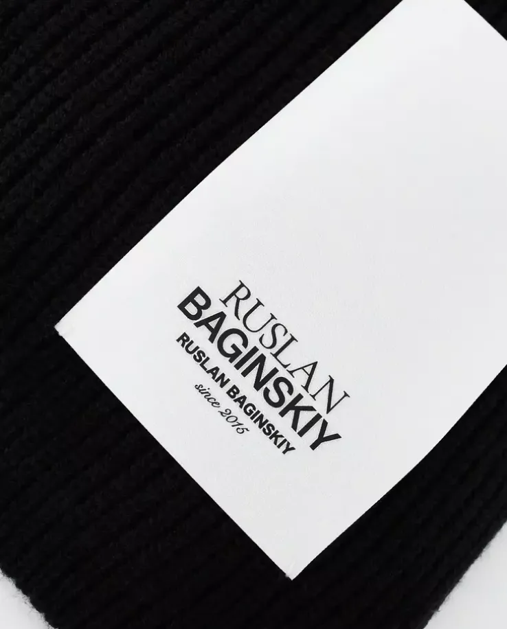 Czarny szalik z naszywką