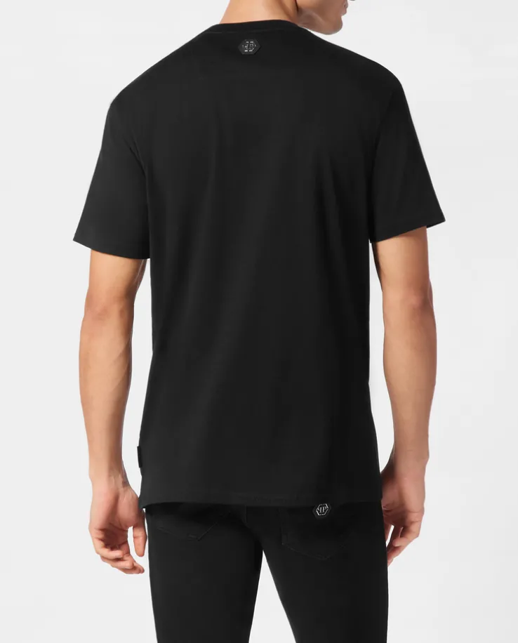 Czarny t-shirt z kolorową aplikacją z kryształów