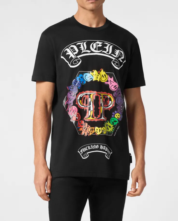 Czarny t-shirt z kolorowym nadrukiem i logo