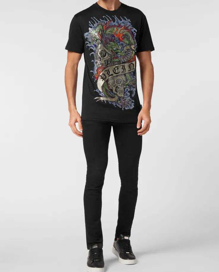 Czarny t-shirt z ozdobną aplikacją