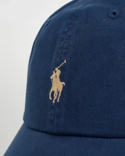 Granatowa czapka z daszkiem i haftowanym logo