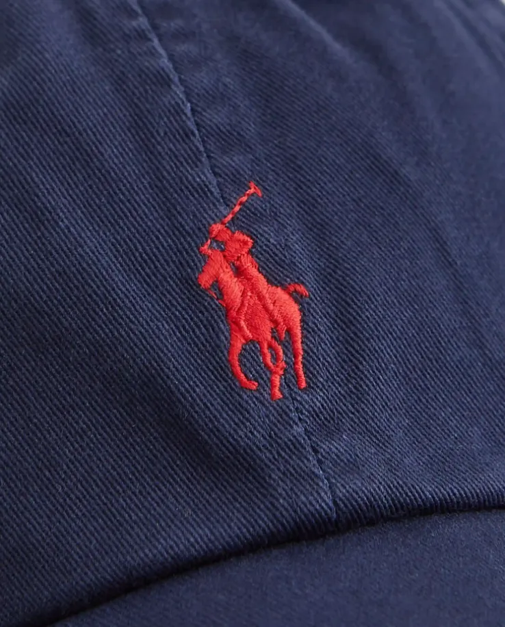 Granatowa czapka z daszkiem i logo
