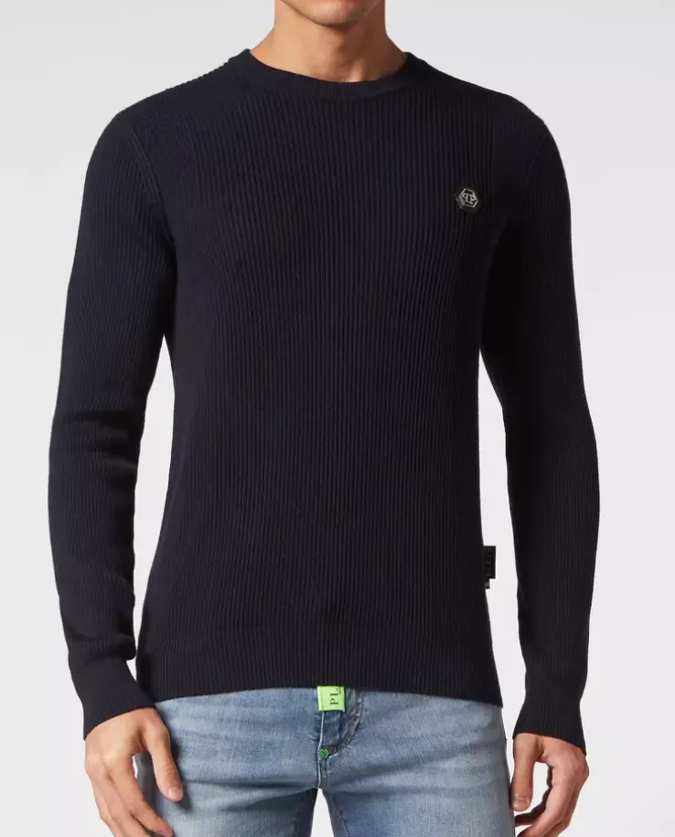 Granatowy sweter z wełny