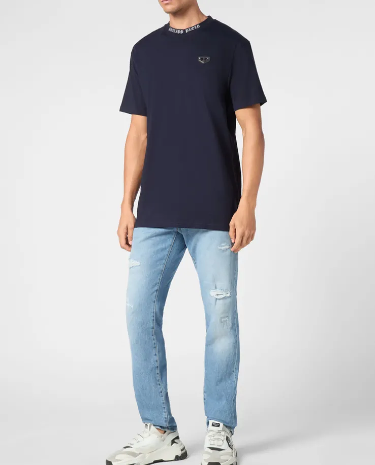 Granatowy T-shirt z detalem