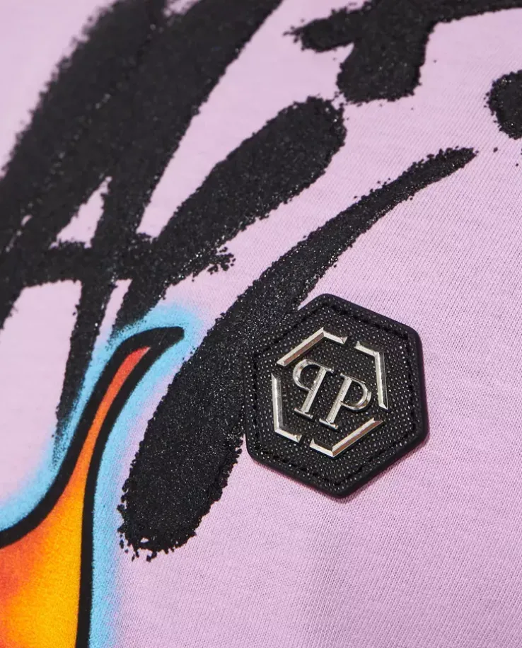 Liliowy t-shirt z kolorową grafiką