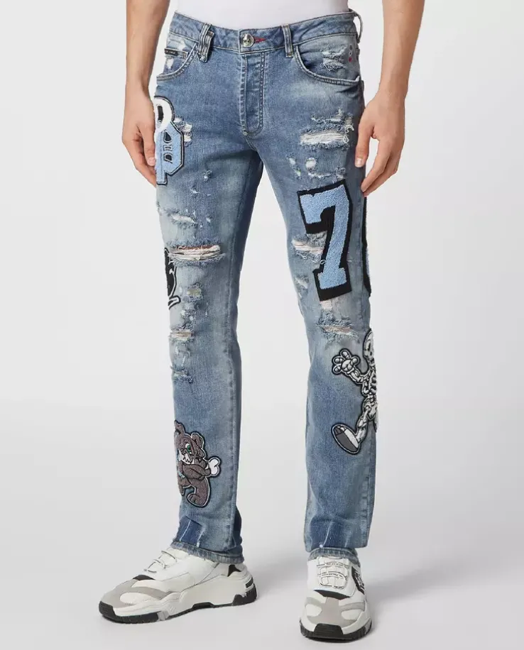 Niebieskie jeansy z naszywkami Super Straight