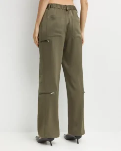 Spodnie khaki z prostymi nogawkami