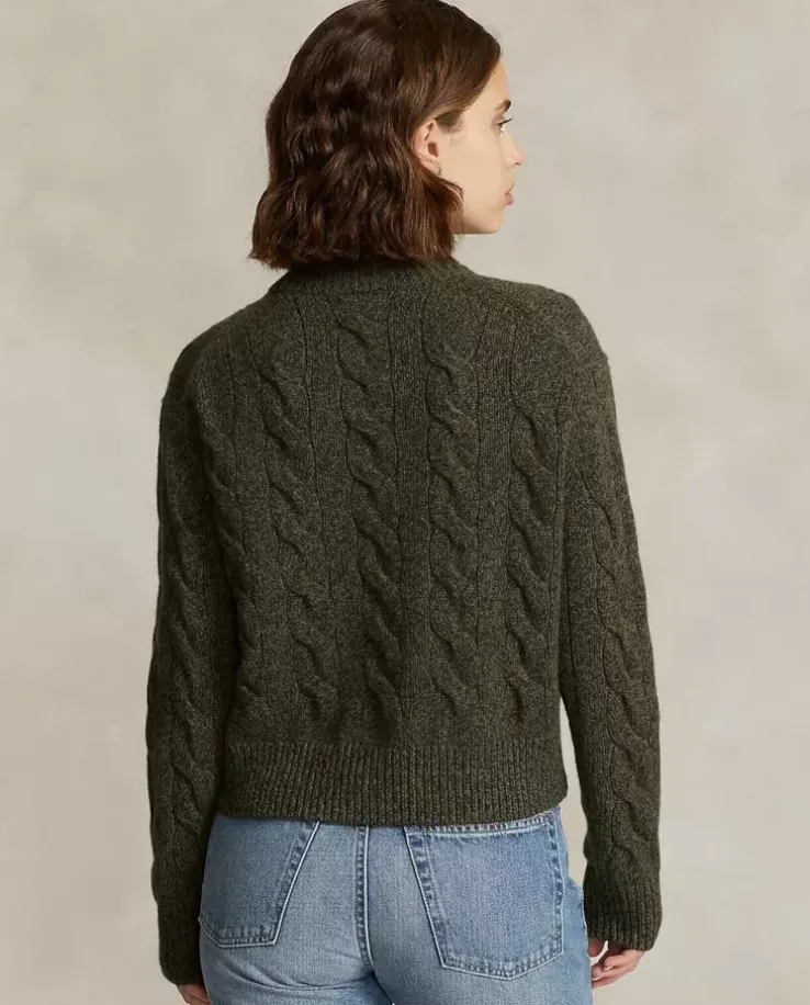 Sweter z golfem i wyszywanym logo