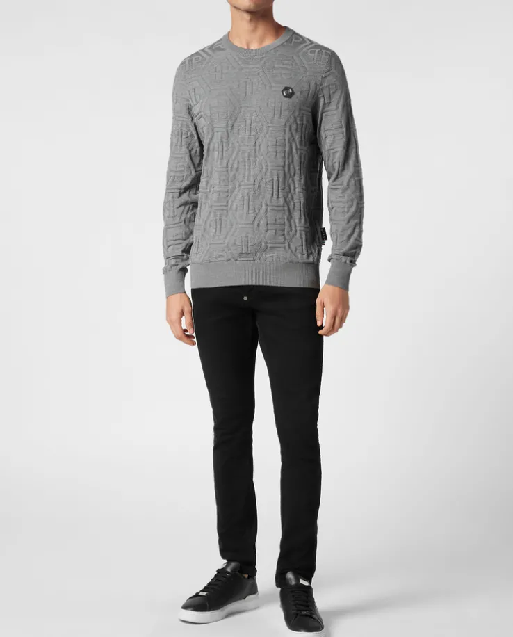 Szary sweter z monogramem