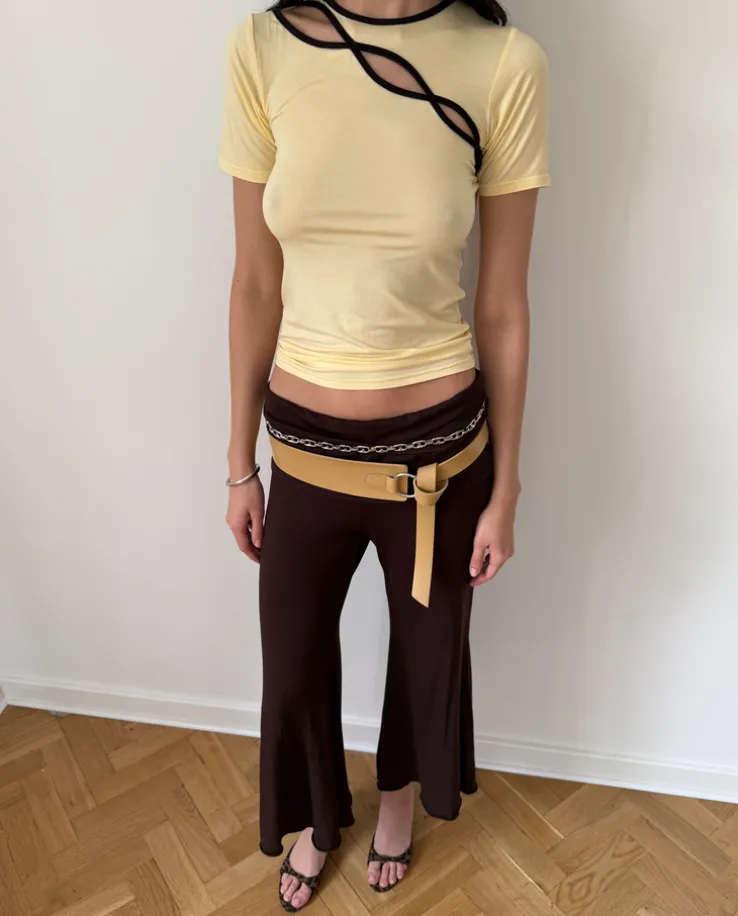Top z kontrastowymi wycięciami Harper Butter Brown
